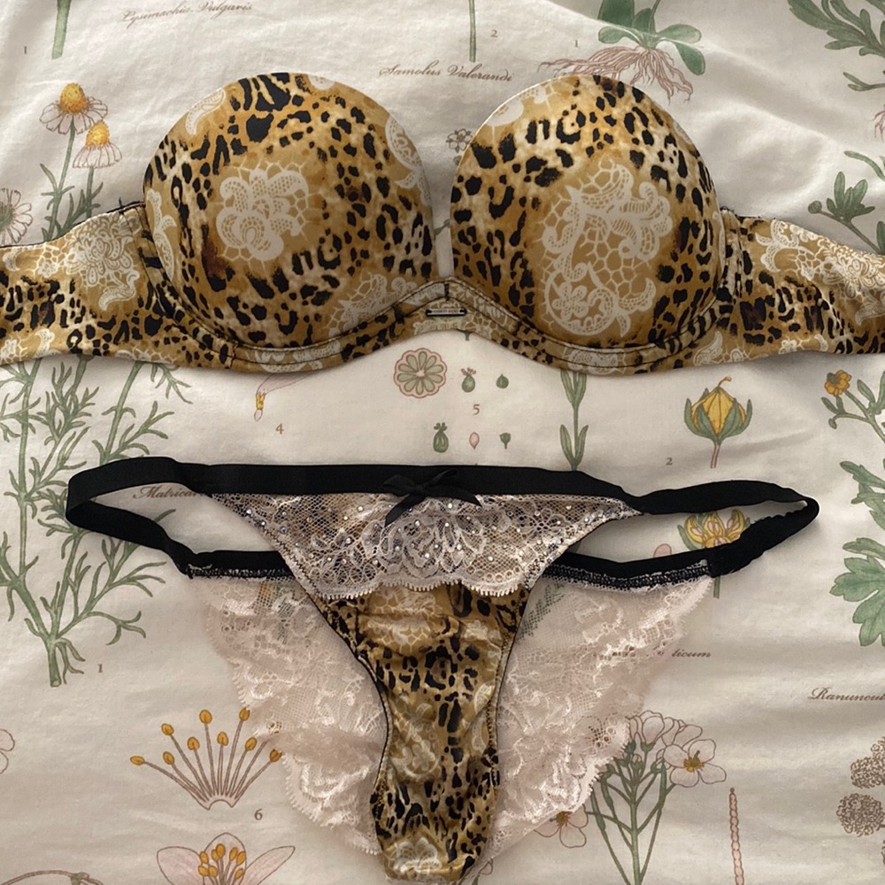 Victorias Secret bra and panty set 32b XS